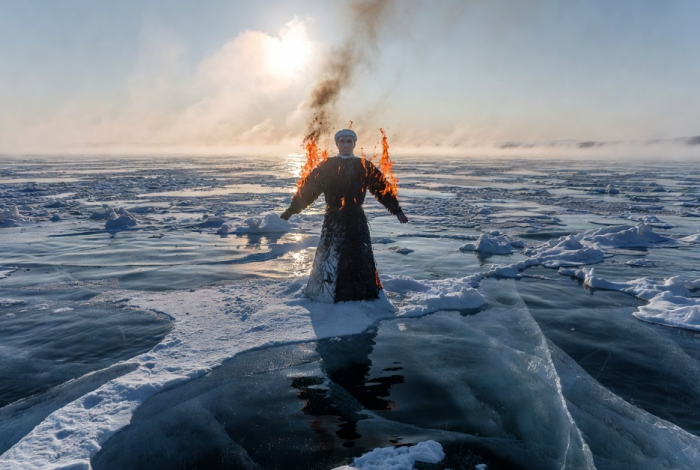 Чучело певца SHAMAN сожгли на берегу Байкала после его визита на озеро
