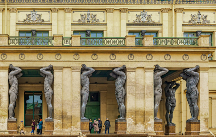В чём заключаются тайны атласов Санкт-Петербурга?