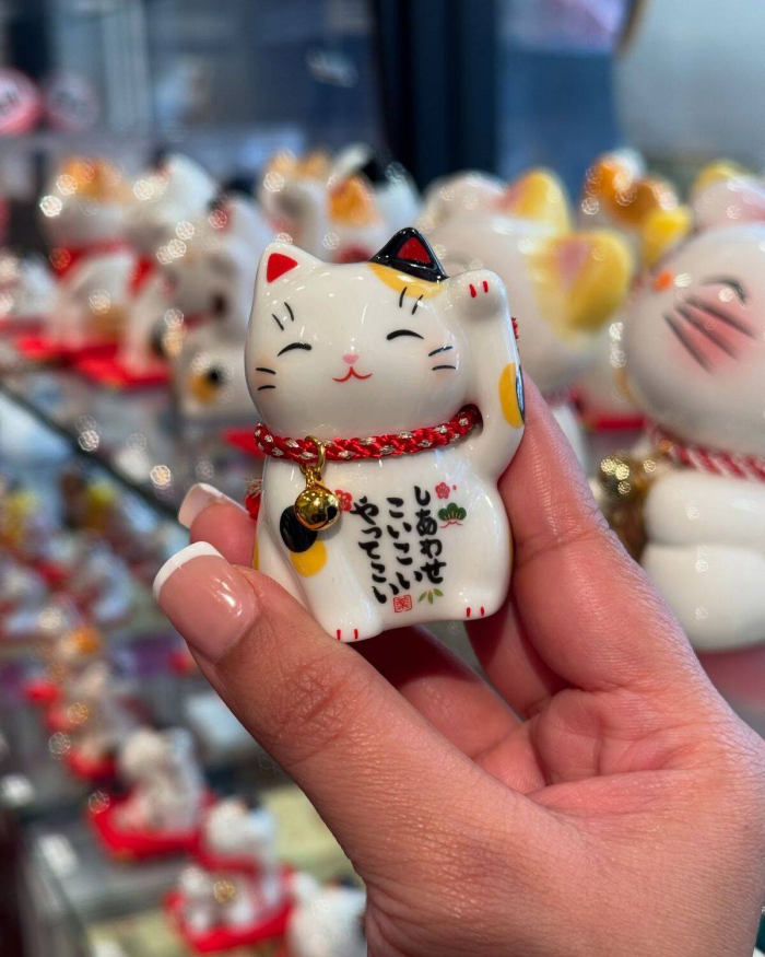 Что означает манэки-нэко и почему эти фигурки так распространены в Японии