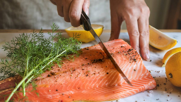 «Повторная заморозка — это катастрофа»: как правильно выбирать и хранить рыбу