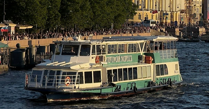 В Петербурге запустили новое судно «Петергофский экспресс» до царской резиденции
