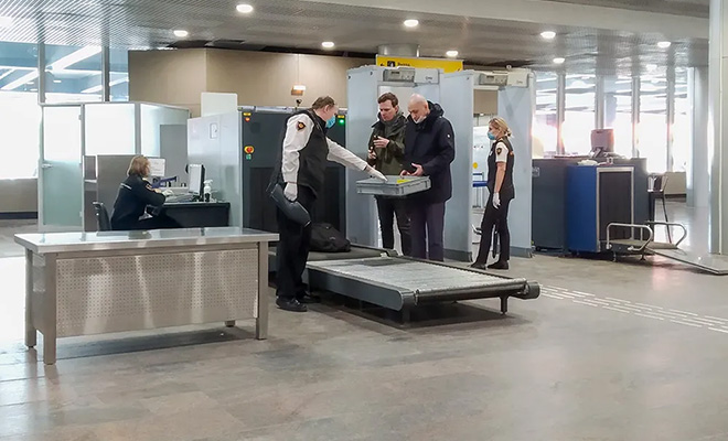 Таможенник рассказал, как устроена работа по досмотру в аэропорту и как люди пытаются обмануть датчики