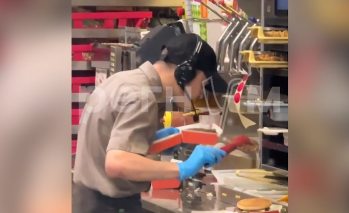 Бывшего сотрудника «Вкусно — и точка», который плюнул в бургер, забрали в армию