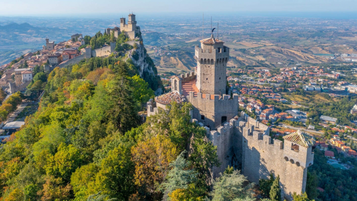 7 самых странных границ мира: как можно пообедать, сидя за столом сразу в трех странах