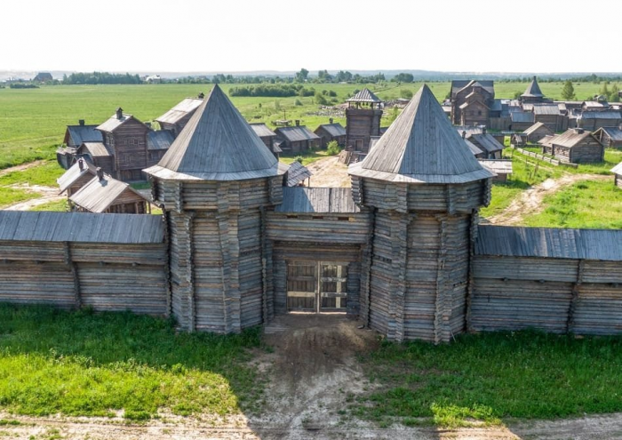 Почему в Европе тысячи каменных замков, а в России их почти нет?