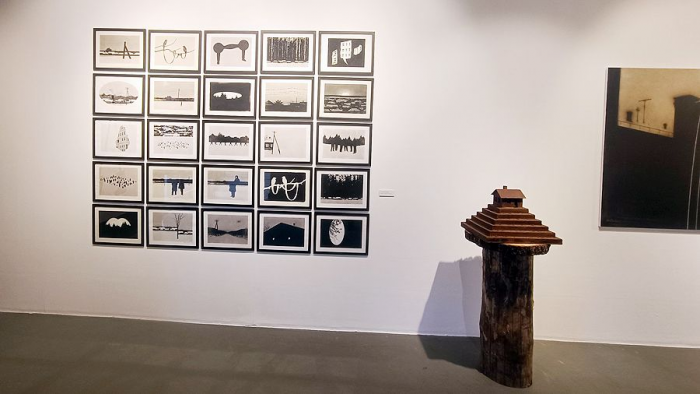 Столбы в валенках, луна боком и ржавые домики: Ринат Волигамси на «Винзаводе»