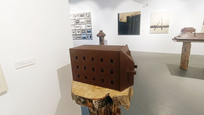 Столбы в валенках, луна боком и ржавые домики: Ринат Волигамси на «Винзаводе»