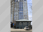 Городские контрасты. Как старинные "избушки" Барнаула уходят в тень современных высоток