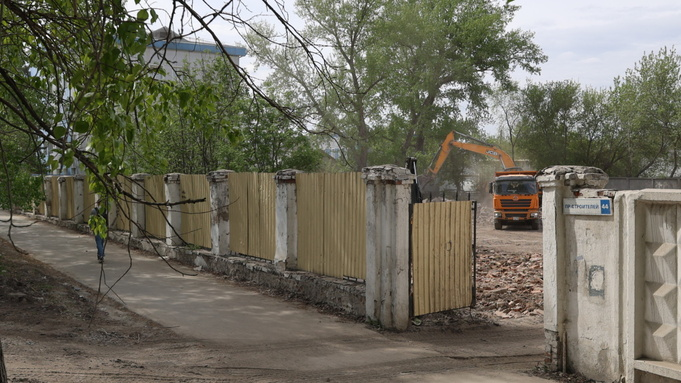 Городские контрасты. Как старинные "избушки" Барнаула уходят в тень современных высоток