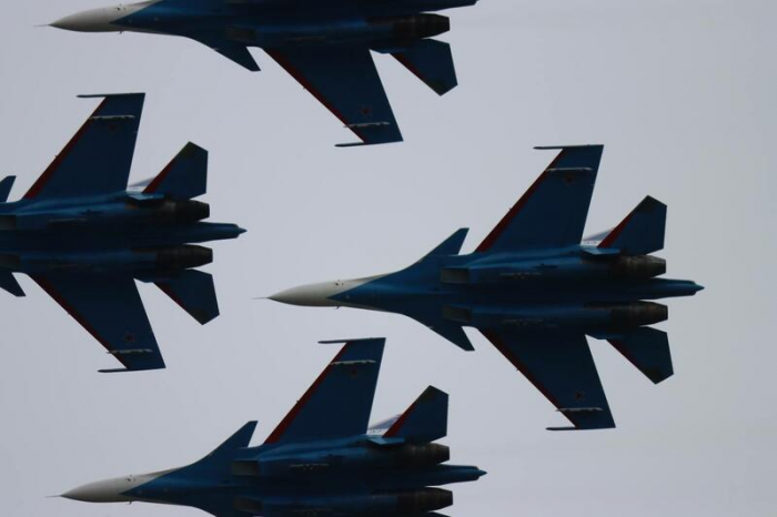 Рев моторов и искры в небе. "Русские витязи" показали грандиозное авиашоу над Обью