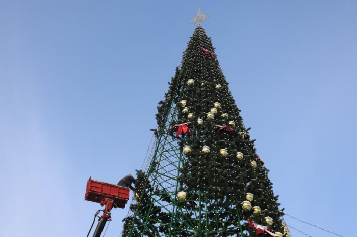Новогодний городок начали разбирать на площади Свободы в Барнауле. Фото