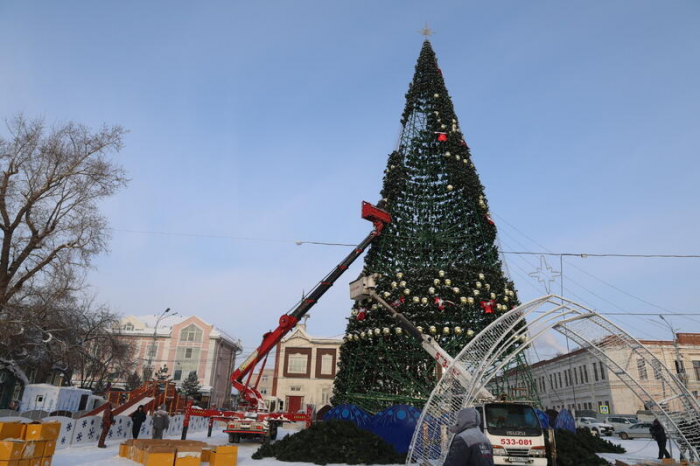 Новогодний городок начали разбирать на площади Свободы в Барнауле. Фото