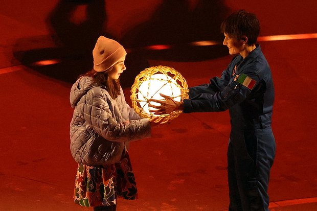 Танцующие кофеварки, декольте Марайи Кэри и путешествие во времени. Самые яркие кадры церемонии открытия зимней Олимпиады-2026