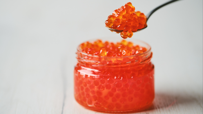 Как очистить и засолить икру форели