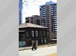 Городские контрасты. Как старинные "избушки" Барнаула уходят в тень современных высоток