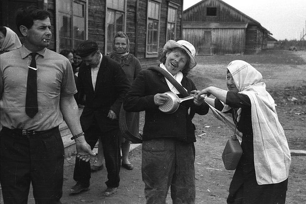 «Заходите, если вам что понравится, забирайте. Я все тут буду ломать» Как россиянка спасает уникальные фотографии нашего прошлого