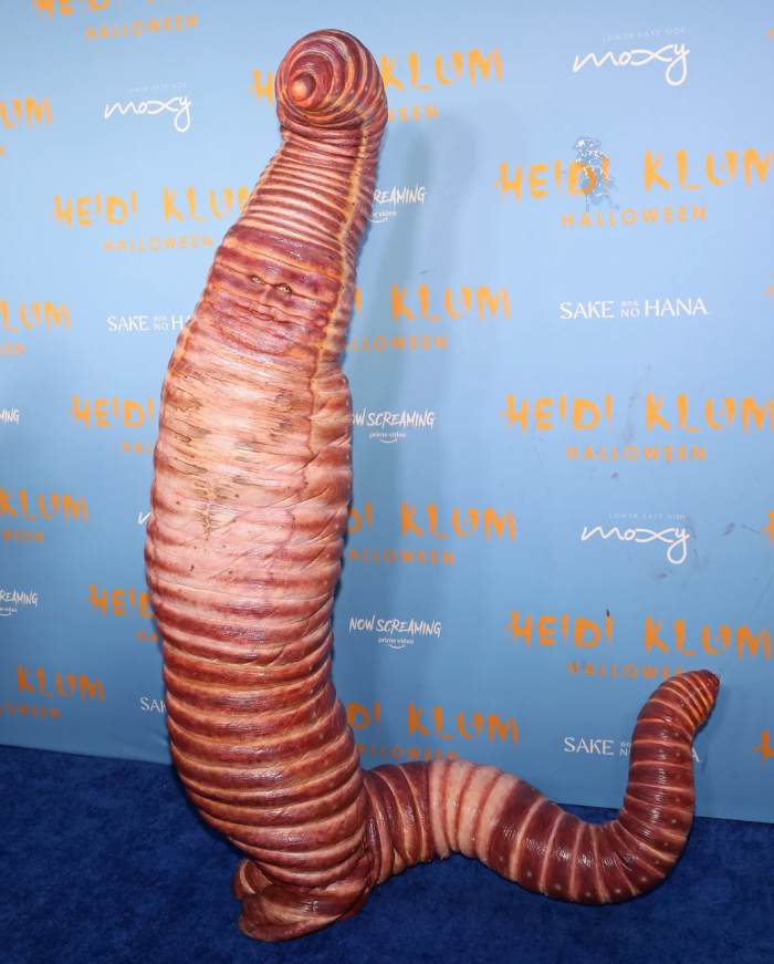 Инопланетянин, зомби, червь и еще 12 самых безумных костюмов королевы Хэллоуина Хайди Клум