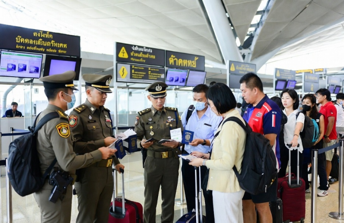 Власти Таиланда стараются успокоить туристов из-за ужесточения визовых проверок