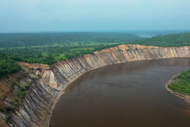 Горящие горы, поющие пески и розовое озеро. Где в России увидеть самые необычные природные явления?