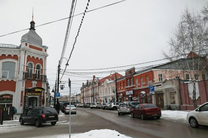 Барнаул сияет: на улице Льва Толстого завершается монтаж светового потолка