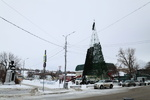 Главная городская елка на площади Свободы в Барнауле обзавелась звездой и "зеленеет". Фото