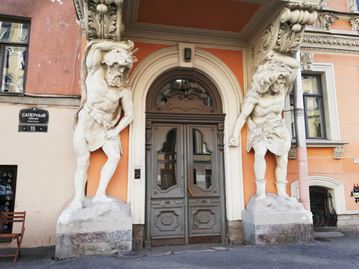 В чём заключаются тайны атласов Санкт-Петербурга?