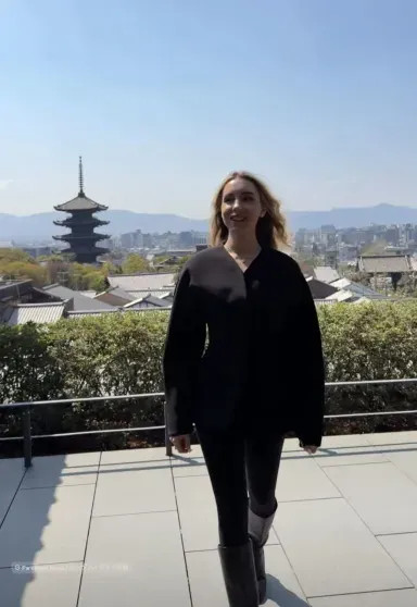 Курс на Восток: Ксения Собчак, Полина Киценко и Аврора Киба проводят время в Китае, а девушка Павла Дурова посетила Токио