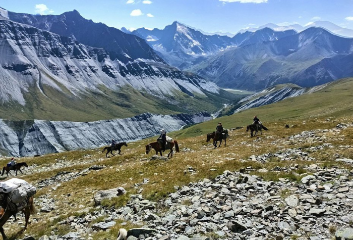 «Закрой глаза и держись за седло» Россиянка преодолела верхом на коне самые труднодоступные маршруты России. Как ей это удалось?