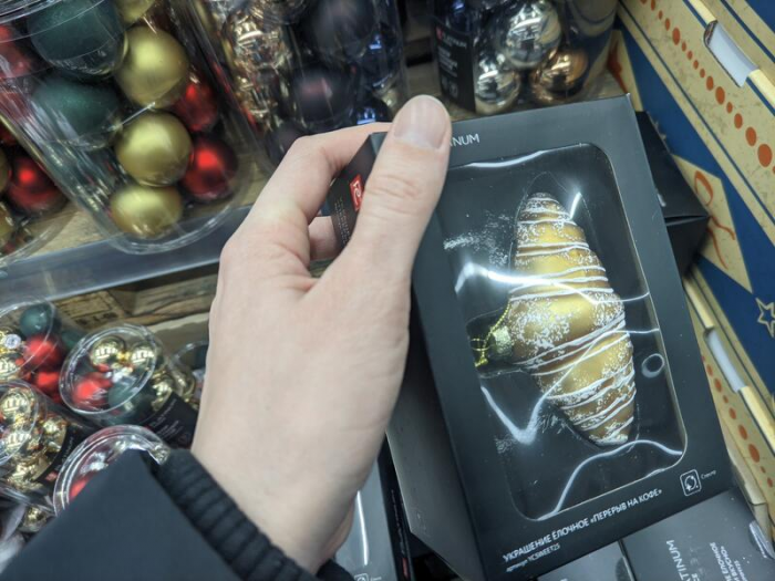 Мохнатые, аппетитные и черные. Какие новогодние игрушки можно найти в магазинах Барнаула