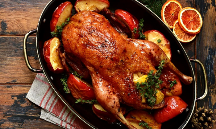 Что приготовить на Новый год: ленивая утка с яблоками и квашеной капустой, которая готовит себя сама