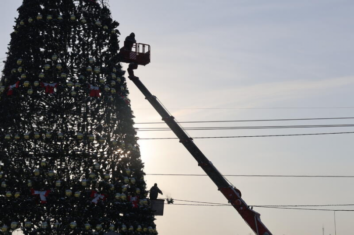 Новогодний городок начали разбирать на площади Свободы в Барнауле. Фото