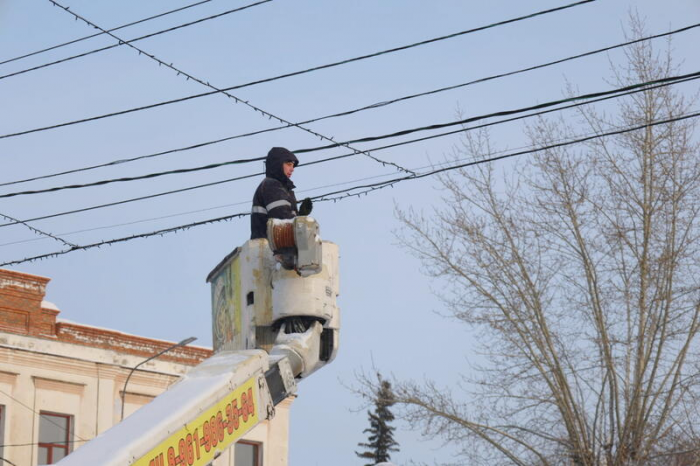 Новогодний городок начали разбирать на площади Свободы в Барнауле. Фото