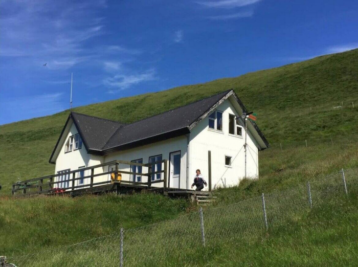 Где находится тот самый одинокий дом на острове и кто в нём живёт