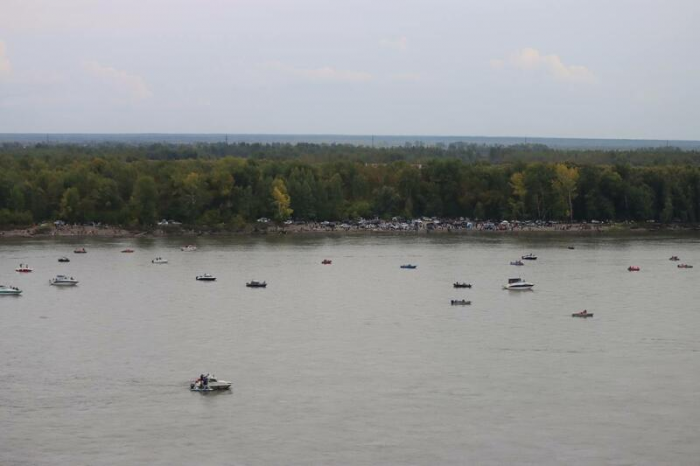 Рев моторов и искры в небе. "Русские витязи" показали грандиозное авиашоу над Обью