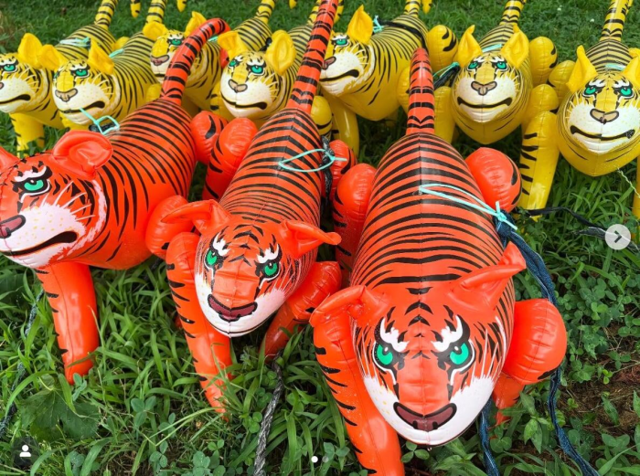 Надувные коровы как оружие японских фермеров против диких животных