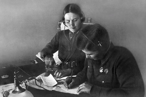 «Бреду по тайге, и вдруг ко мне подходит Сталин…» Как прошёл первый беспосадочный перелёт женского экипажа из Москвы на Дальний Восток