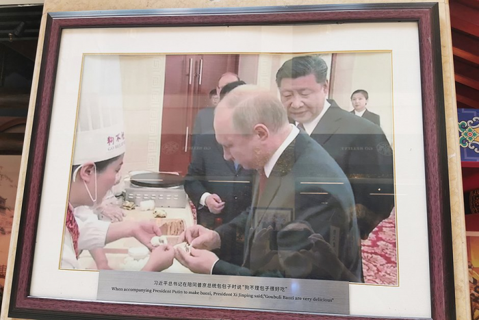 Россияне массово устремились в Китай на Новый год. Там их ждет «пивозаправка», улица роботов и родина Конфуция