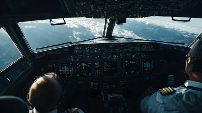 Новый год в небе: как пассажиры и экипаж встречают праздник в самолете