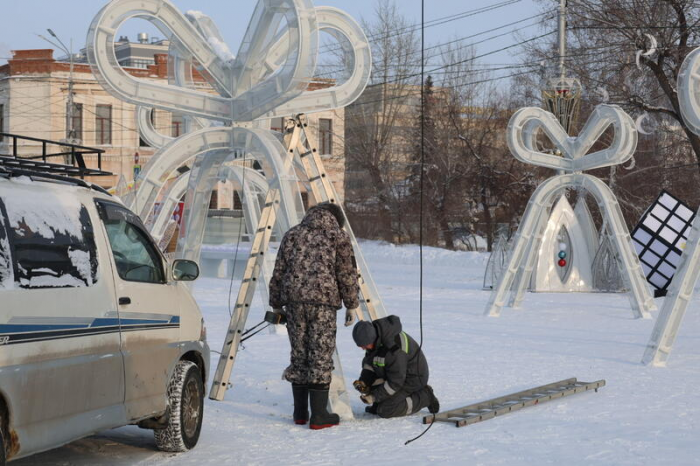 Новогодний городок начали разбирать на площади Свободы в Барнауле. Фото