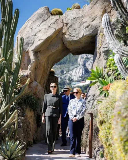 Княгиня Монако Шарлен, князь Альбер II и принцесса Каролина посетили Экзотический сад в Монако