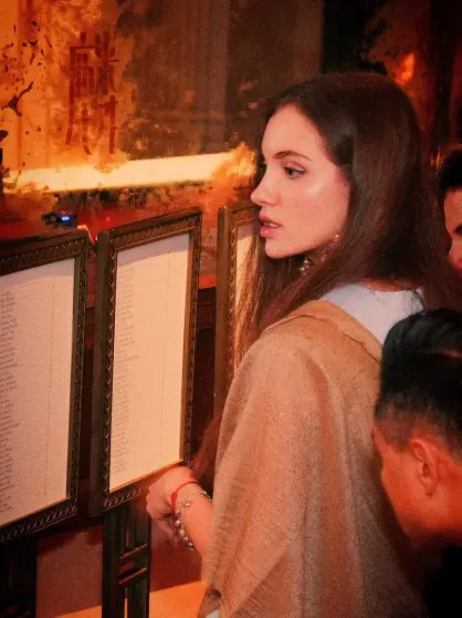 Курс на Восток: Ксения Собчак, Полина Киценко и Аврора Киба проводят время в Китае, а девушка Павла Дурова посетила Токио