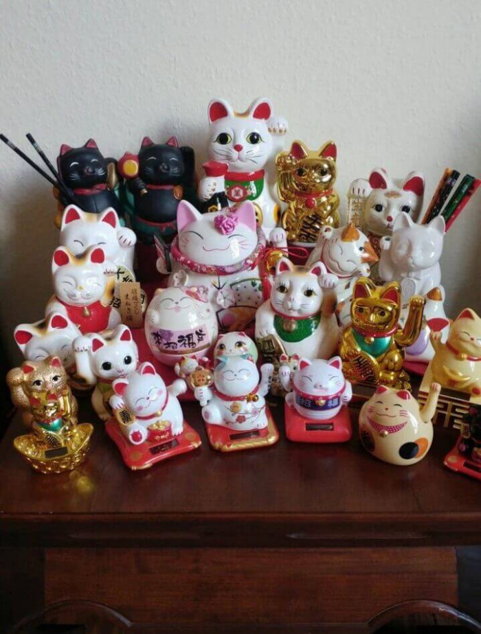 Что означает манэки-нэко и почему эти фигурки так распространены в Японии