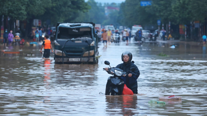 В ловушке воды: подробности о застрявших на мосту во Вьетнаме туристах