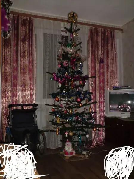 Как выглядели домашние новогодние елки в России 1990-х годов (ностальгическая и местами смешная фотоподборка)