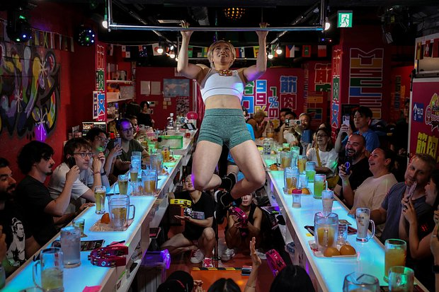 «Женщины красивы не худобой» Как бар, где суровые сотрудницы бьют посетителей, стал популярнее кафе с горничными и школьницами