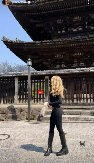 Курс на Восток: Ксения Собчак, Полина Киценко и Аврора Киба проводят время в Китае, а девушка Павла Дурова посетила Токио