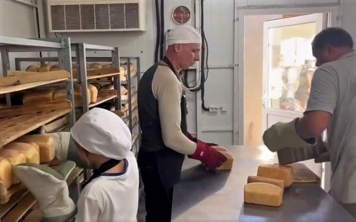 Три тысячи буханок в неделю: как погибший отец 14 детей кормил Алёшки