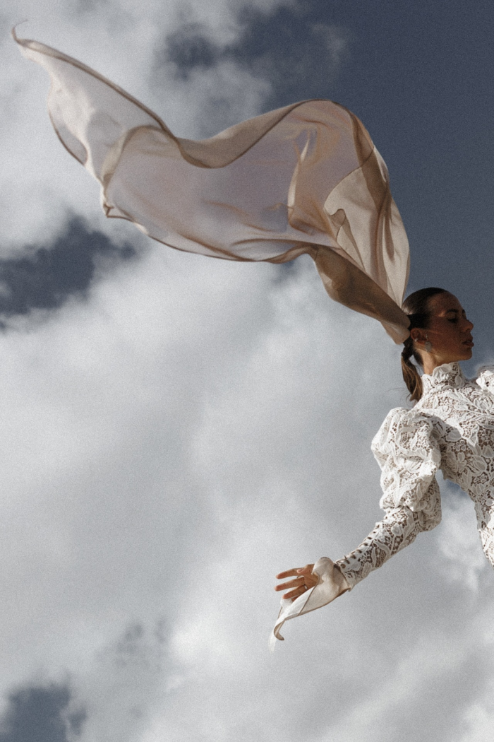 Выездная церемония в горах и платье невесты с отсылками к традициям народа Кавказа - свадьба на плато Бермамыт