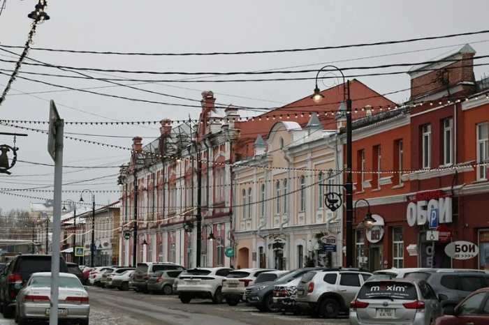 Барнаул сияет: на улице Льва Толстого завершается монтаж светового потолка