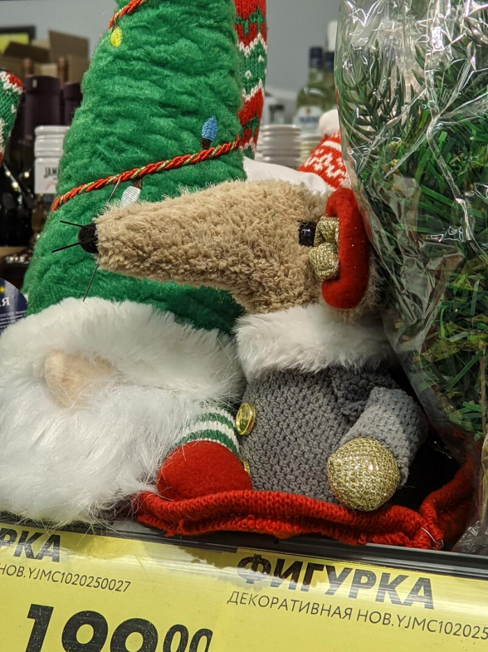 Мохнатые, аппетитные и черные. Какие новогодние игрушки можно найти в магазинах Барнаула